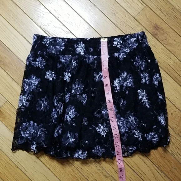 Womens skirt med,black and white. Lace on outer side. - Picture 4 of 6